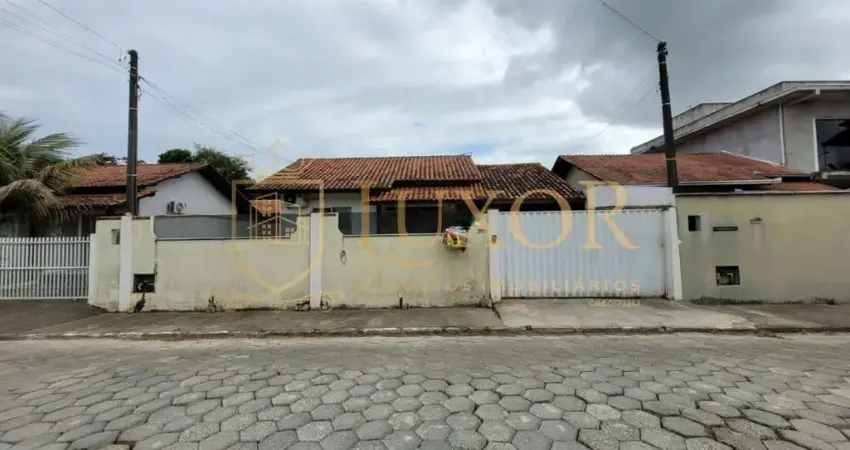 Casa localizada na Meia Praia em Navegantes SC,  2 casas no terreno, piscina.