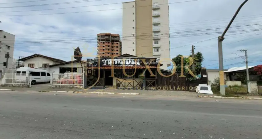 Terreno comercial com 2 casas simples em avenida no Bairro Gravatá em Navegantes SC.
