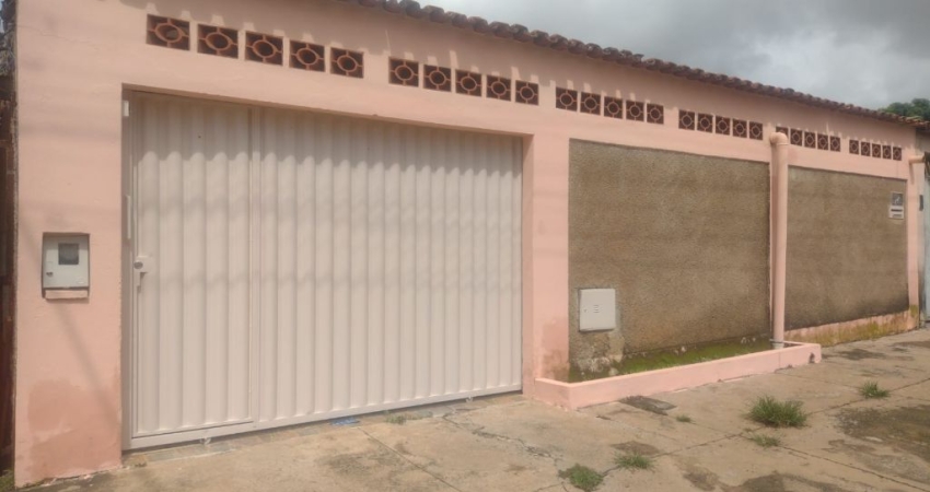 CASA REFORMADA NA AVENIDA PRINCIPAL DO SETOR