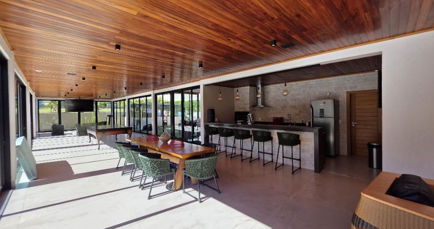 Casa Terréa com 4 suites Condomínio Fechado
