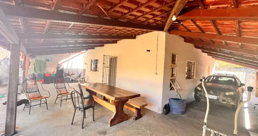 Casa exclusiva no lote com quintal amplo, dois quartos com banho social , sala e cozinha amplas, área de serviço, toda lajotada e com varanda em L. Região de fácil acesso a continuação da Av Leste Oes