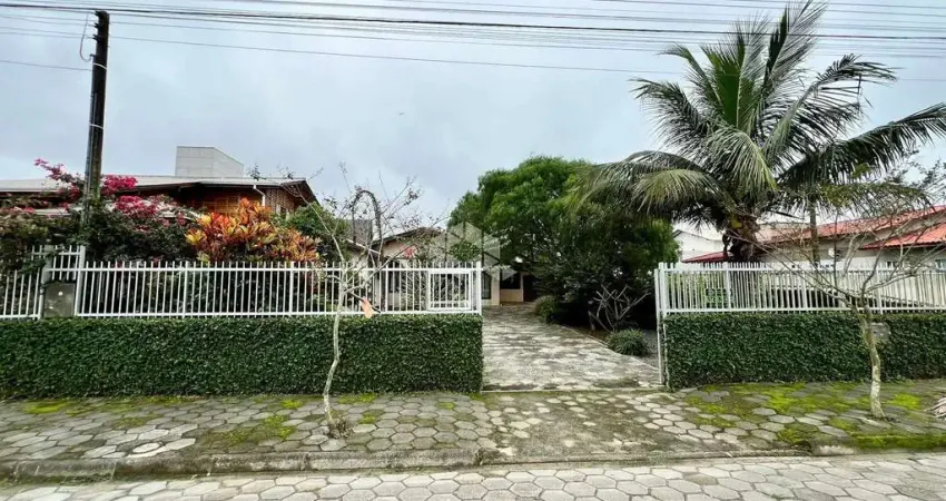 CASA EM SÃO FRANCISCO DO SUL, UBATUBA A POUCOS METROS DO MAR.