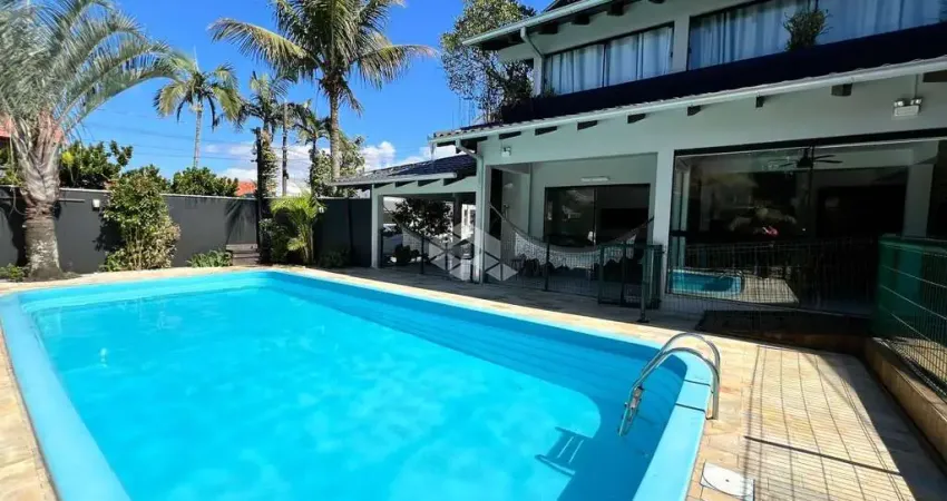 Casa sobrado com piscina - prainha em são francisco do sul, sc.