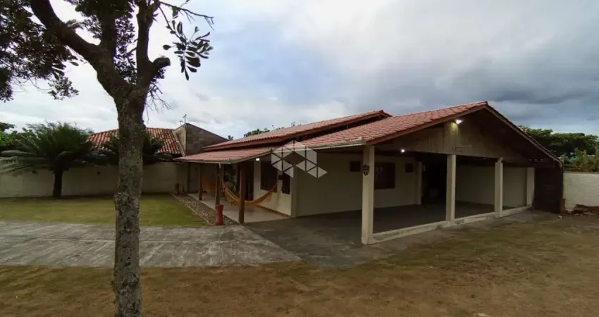 Vende-se Casa na Praia do Ervino, Apenas 250 metros do mar.