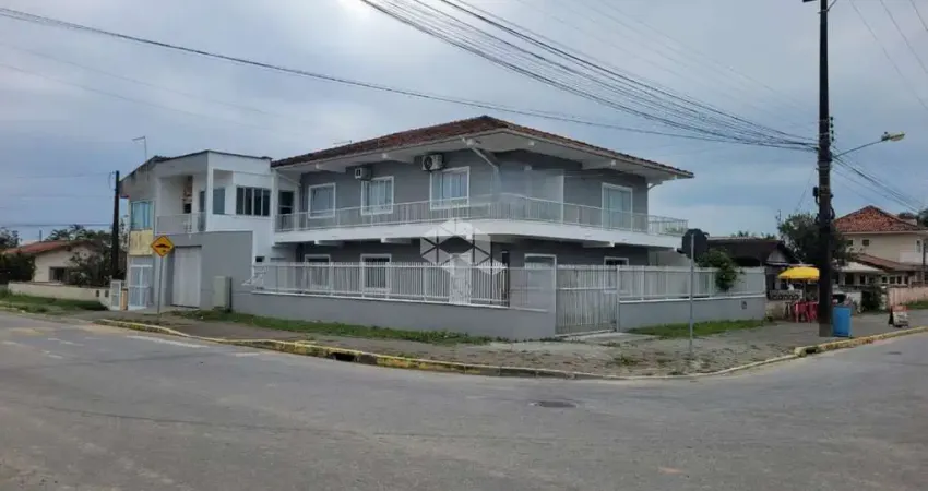 Vende-se Sobrado na Praia Grande - Ideal para Moradia ou Investimento.