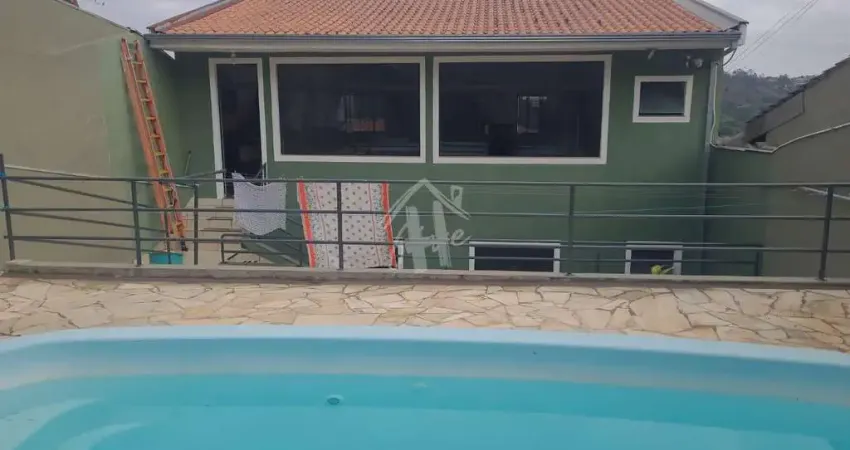 Casa à venda com 245m a c e 345m a t com o3 dorm, sendo 01 suite , e piscina.