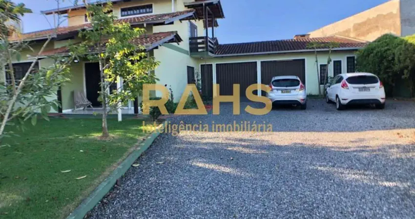 Sobrado averbado a venda no melhor do Espinheiros com 4 quartos, sendo 2 suítes,2 vagas de garagem coberta e espaço para 4 descoberta.