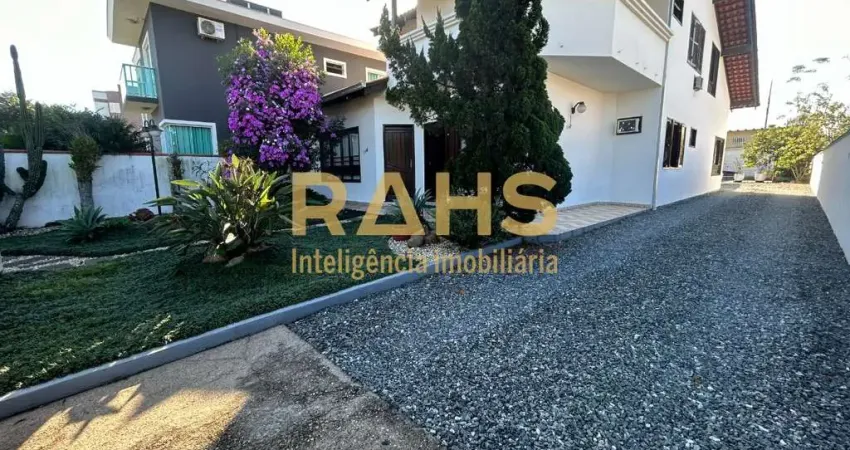 Sobrado com 4 quartos  sendo uma suíte com closet e 1 demi suite no piso inferior no Anita Garibaldi Joinville Santa Catarina
