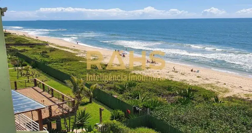 Triplex em condomínio fechado com 4 Suites frente mar em Itajuba