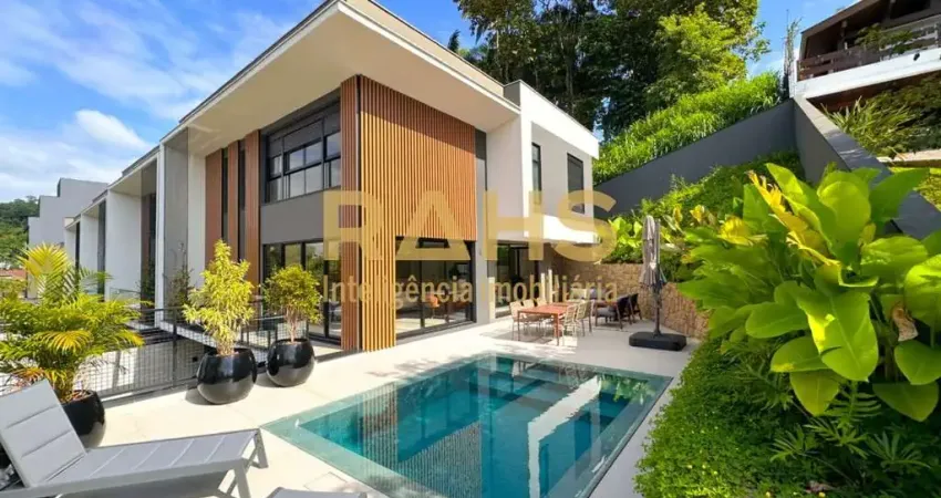 Casa a venda com 3 suítes no Bairro américa em Joinville