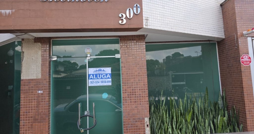 Aluga loja no bairro Horto, aproximadamete 100m² de área privativa, banheiro.