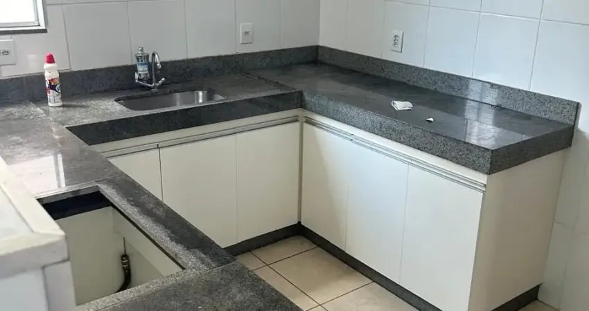 Código 4536 - Vende apartamento no bairro Iguaçu, com 02 quartos com guarda roupas, sendo um quarto com ar condicionado, sala/copa, sacada, cozinha com armários, área de serviço, banheiro social com a