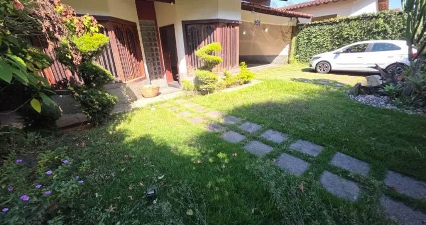 Código 4537 - Vende casa no bairro Castelo, 213m² de área privativa, 573,38m² de área externa, 04 quartos, sendo uma suíte, sala, copa, cozinha com armários, área de serviço, área gourmet com armários