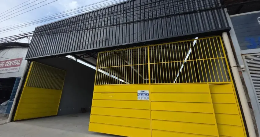 Código 4650 - aluga galpão no bairro iguaçu, com aproximadamente 408m², 12 metros de frente e 34 metros de fundo, 03 banheiros, 02 salas, cozinha, terraço, relógio trifásico.