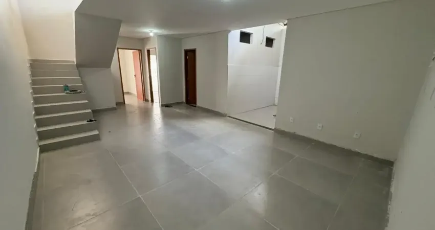 Código 4654 - aluga apartamento 1° andar de fundos, no bairro veneza, 02 quartos com sacada ampla, sendo 01 suíte, sala/copa, cozinha, área de serviço, 01 banheiro social, área de claraboia, 01 vaga d