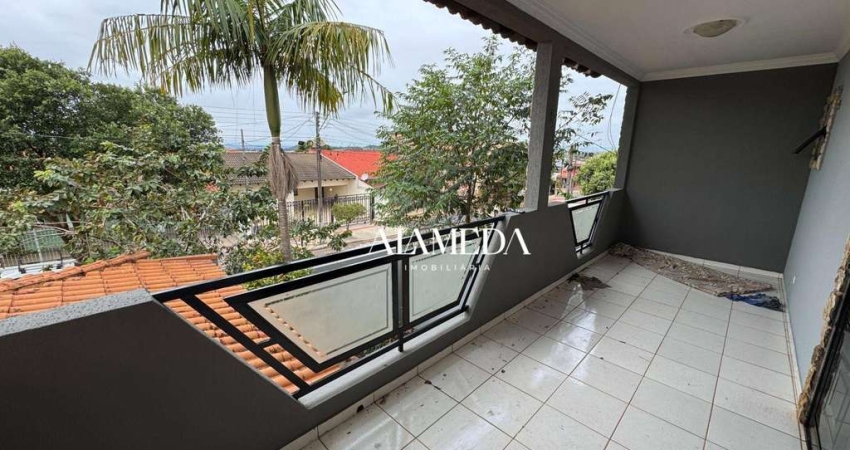 Casa com 5 Quartos sendo 1 Suíte com Armário na Cozinha na Região Leste para alugar, 190 m² por R$ 3.000/mês - Residencial Abussafe - Londrina/PR