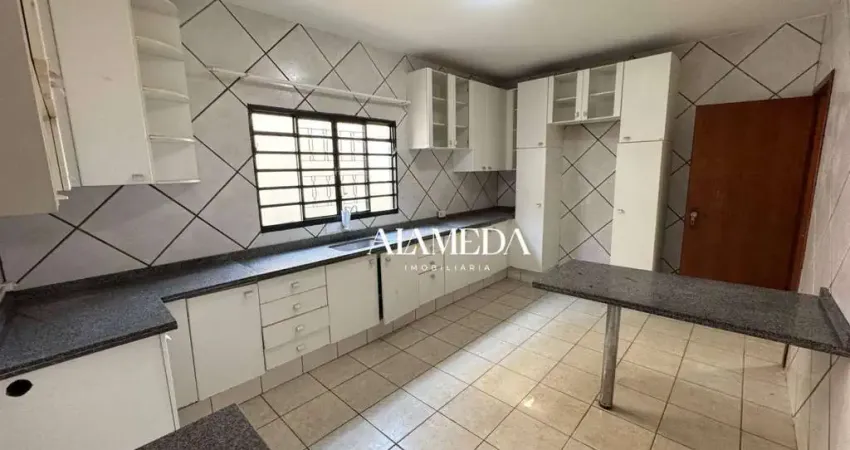 Casa com 5 Quartos sendo 1 Suíte com Armário na Cozinha na Região Leste para alugar, 190 m² por R$ 2.900/mês - Residencial Abussafe - Londrina/PR