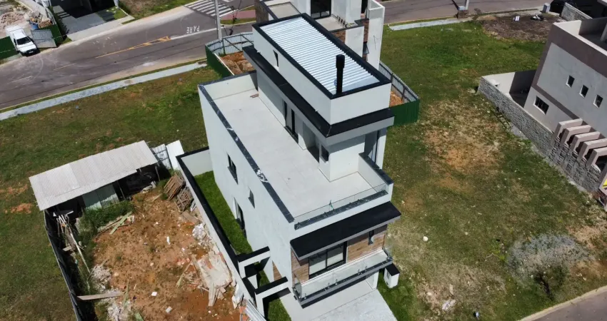 Sobrado com terraço localizado no Santa Cândida em Curitiba por R$1.290.000,00