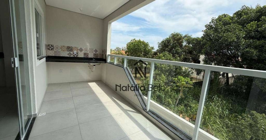 Apartamento com boa varanda em Costazul.