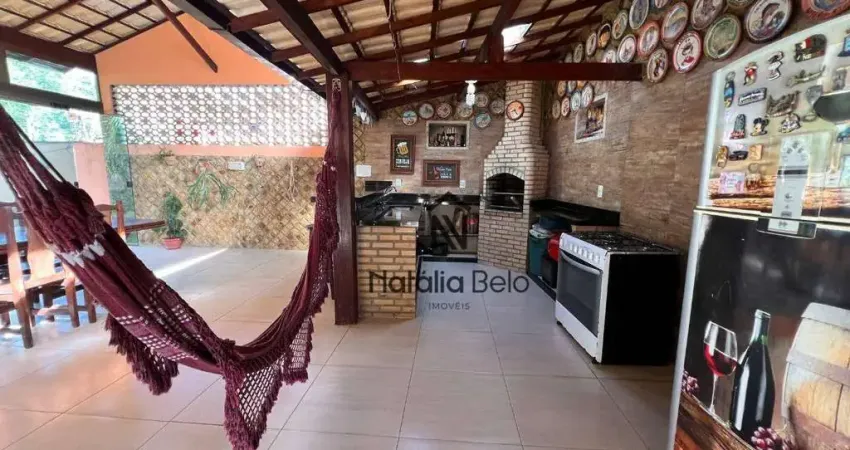 Casa com móveis planejados e quintal em Rio das Ostras.