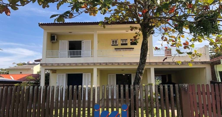 Sobrado na faixa do mar com espaço de terreno