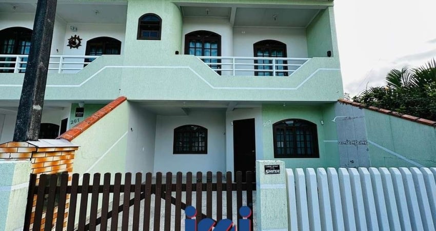 Casa perto do mar a venda em Praia de Leste
