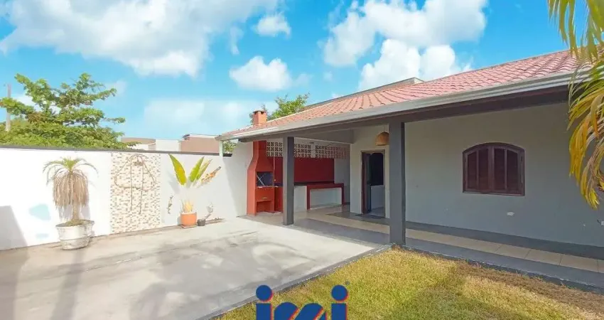 Casa na praia com espaço de terreno