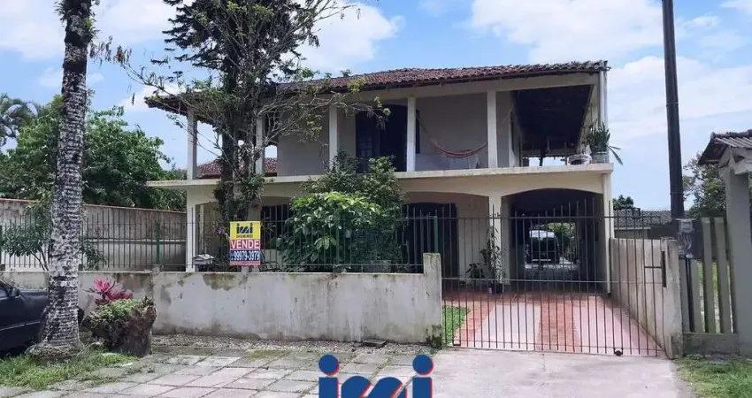 Sobrado espaçoso no Centro de Guaratuba.