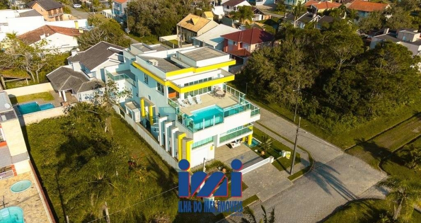 Triplex com elevador e piscina com borda infinita
