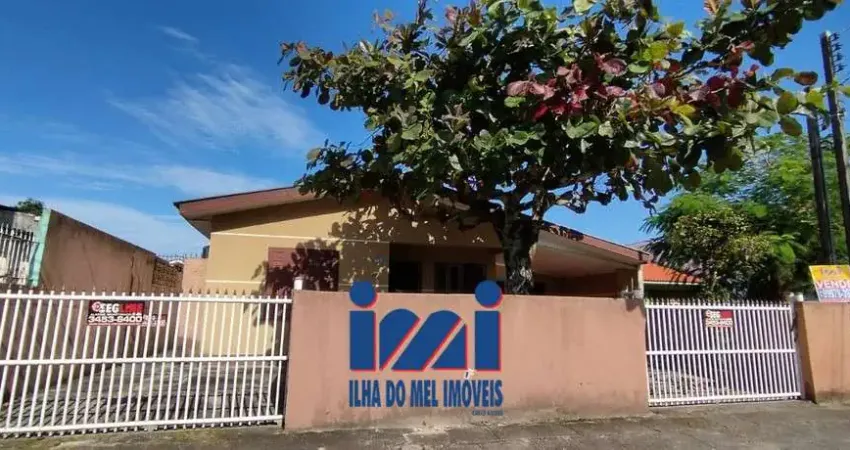 Duas casas independentes no Centro de Matinhos PR