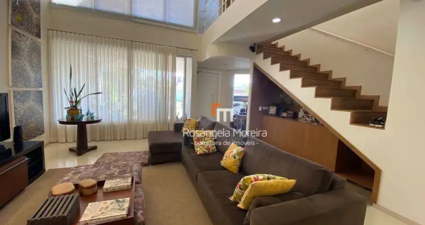 Sobrado de 360m² com 4 suítes e piscina à venda no Vilage La Montagne