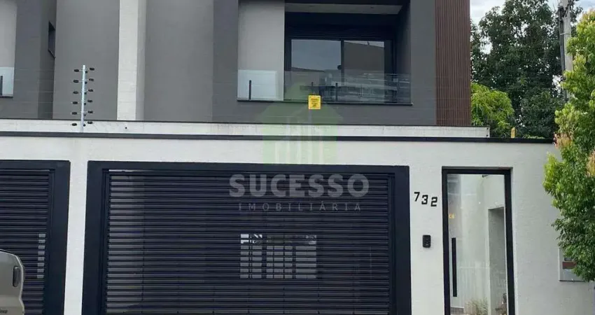 Sobrado com 3 suítes, energia solar, 4 vagas e piscina no maria luiza