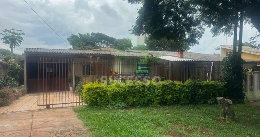 Terreno com uma casa em alvenaria, localizada no bairro claudete