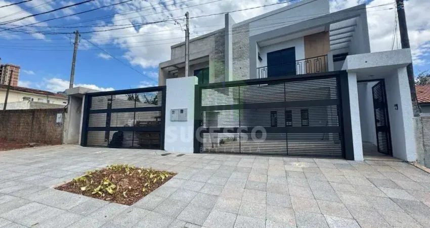 Sobrado com 01 suíte, 02 quartos e 02 vagas, localizado no bairro coqueiral!