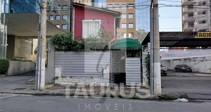Sobrado comercial à venda em Pinheiros, São Paulo-SP.
