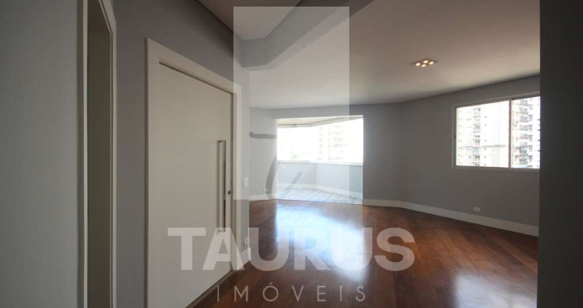 Apartamento à venda com 3 suítes em Moema - São Paulo-SP.