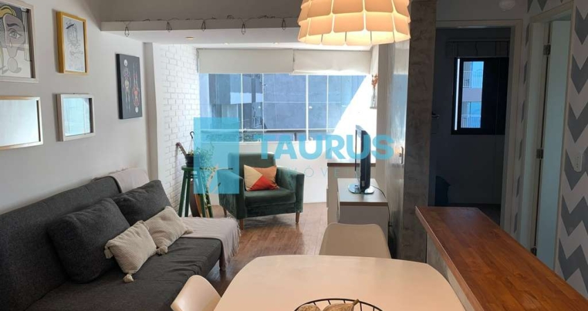Apartamento à venda, mobiliado, 2 quartos, 2 vagas, 60 m², em Moema, São Paulo.