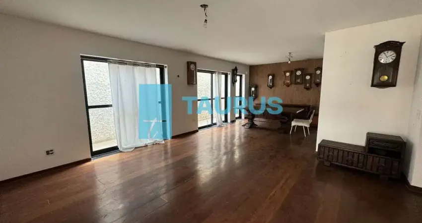Casa sobrado à venda, 4 quartos, sendo 1 suíte, 3 vagas, 214m², em Vila Mariana, São Paulo.