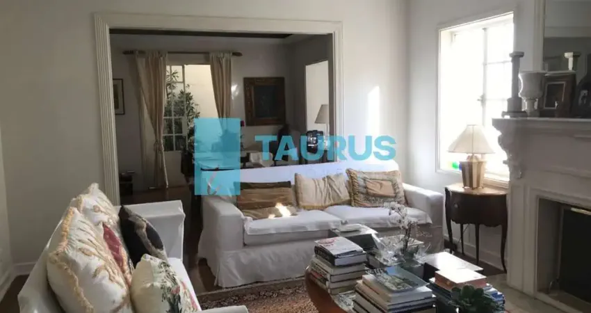 Casa à venda, 4 suítes, 3 vagas, 300m², em Jardim Paulistano, São Paulo.