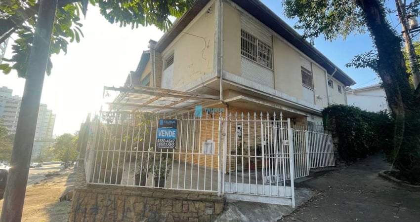 Sobrado de esquina à venda, 3 dormitórios, 1 suíte, 3 vagas, 160m², Jardim Aeroporto.