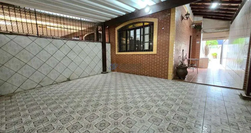Casa Geminada à Venda em Praia Grande na Guilhermina, com 2 quartos e 2 vagas