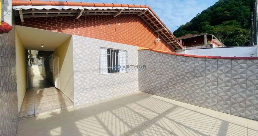 Casa à Venda em Mongaguá  com 02 quartos, sendo 01 suíte e 02 vagas de garagem