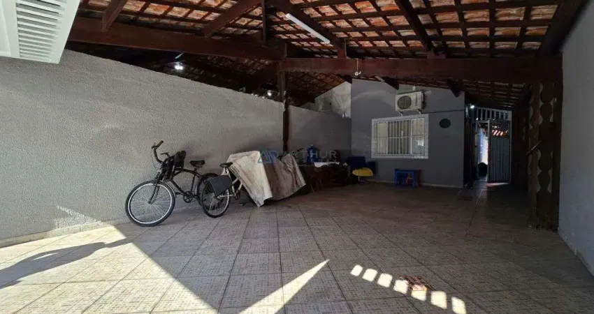 Casa Geminada à Venda em Praia Grande no bairro Tupi com 3 quartos