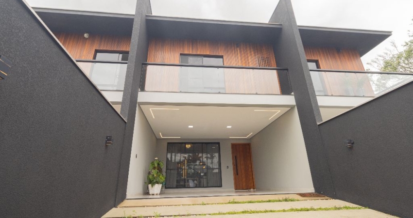 Sobrado geminado no bairro bom retiro em Joinville - SC, com 1 suíte e 2 dormitórios por R$ 999.000,00.