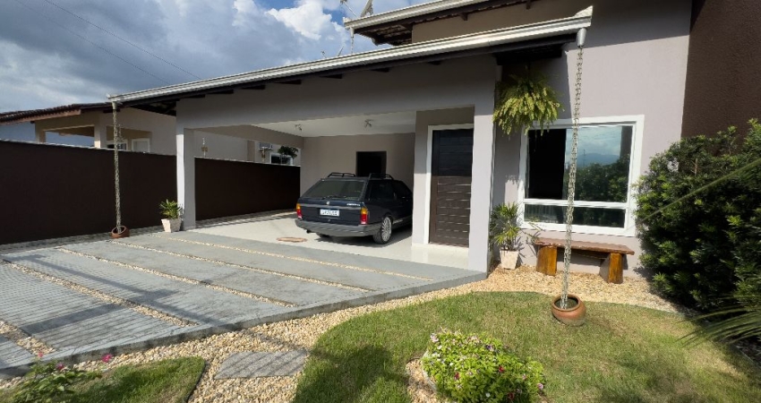 Casa térrea e averbada com 1 suíte mais 2 quartos à venda no bairro Vila Nova em Joinville - SC por R$ 799.000,00.