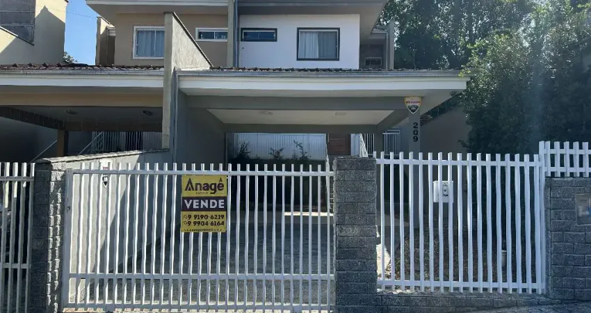 Sobrado geminado com 1 suíte mais 2 quartos à venda no bairro Bom Retiro em Joinville - SC por R$ 750.000,00.