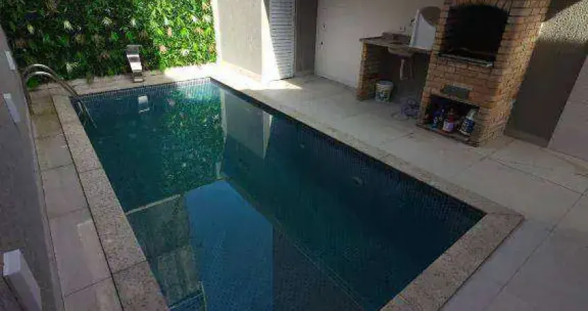 Casa com piscina de 2 dormitórios, 3 vagas, na Mirim em Praia Grande SP.
