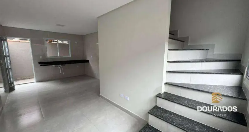 Sobrado novo de 2 dormitórios em condomínio no Maracanã em Praia Grande SP.