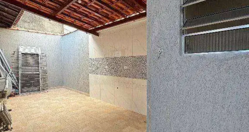 Casa térrea 2 dormitórios, sendo 1 suíte, na Guilhermina em Praia Grande SP. reformada