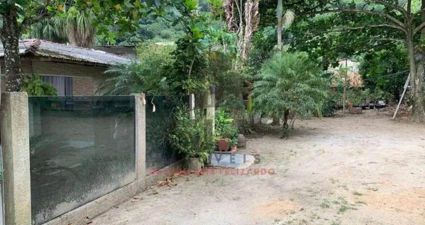 Chácara a venda na cidade de Itapema/SC no bairro Ilhota, com 800 m², Casa com 2 Suítes e 3 Vagas de garagem. Lazer com pés de frutas